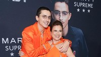Serba Orange Lagi, Giliran Timothee Chalamet Tampil Matching Bareng Ibu