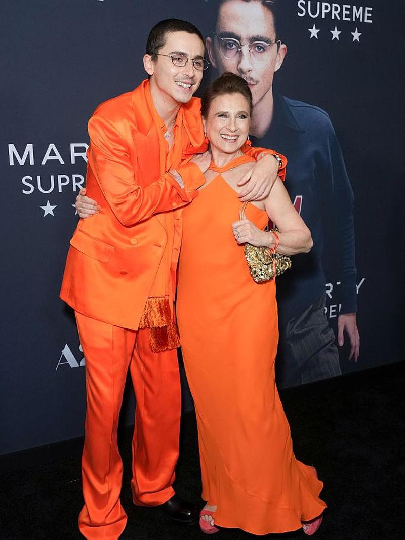 Serba Orange Lagi, Giliran Timothee Chalamet Tampil Matching Bareng Ibu