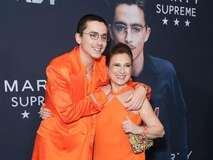 Serba Orange Lagi, Giliran Timothee Chalamet Tampil Matching Bareng Ibu