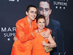 Serba Orange Lagi, Giliran Timothee Chalamet Tampil Matching Bareng Ibu