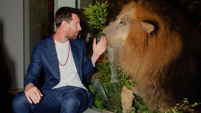 Gaya Messi Kunjungi Kebun Binatang di India, Interaksi Hangat dengan Satwa
