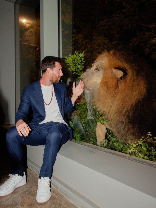 Gaya Messi Kunjungi Kebun Binatang di India, Interaksi Hangat dengan Satwa