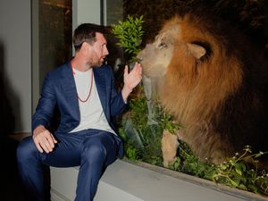 Gaya Messi Kunjungi Kebun Binatang di India, Interaksi Hangat dengan Satwa