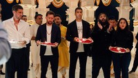 Lionel Messi bersama rekan setimnya di Inter Miami, Rodrigo De Paul dan Luis Suarez, memegang piring aarti sementara Anant Ambani, putra miliarder India Mukesh Ambani, dan istrinya Radhika Merchant berdoa di dalam sebuah kuil di pusat penyelamatan dan rehabilitasi hewan Vantara. Vantara/Handout via REUTERS