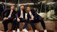 Lionel Messi bersama rekan setimnya di Inter Miami, Rodrigo De Paul dan Luis Suarez, berpose di samping harimau putih di kandang. Vantara/Handout via REUTERS