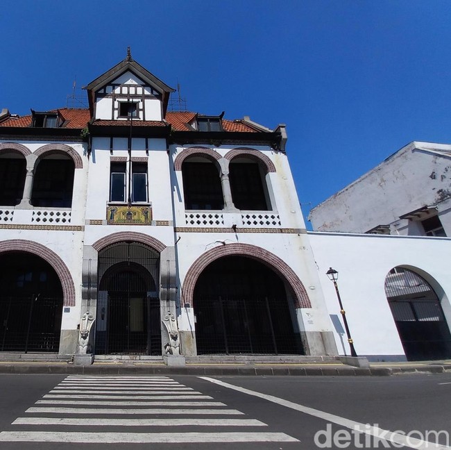 Melihat Lebih Dekat Gedung Singa Surabaya
