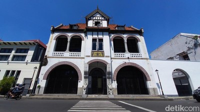 Melihat Lebih Dekat Gedung Singa Surabaya