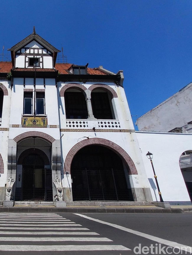 Melihat Lebih Dekat Gedung Singa Surabaya