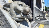 Pada bagian pintu depan terdapat dua patung singa dengan memiliki sayap. Patung ini menjadi ikon bangunan kuno ini.