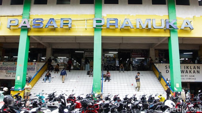 Perumda Pasar Jaya akan merevitalisasi Pasar Pramuka, Jakarta Timur. Revitalisasi ini dilakukan untuk meningkatkan daya tarik sentra obat dan alat kesehatan (alkes) itu, sehingga dapat mendukung pertumbuhan ekonomi pedagang, Kamis (18/12/2025).