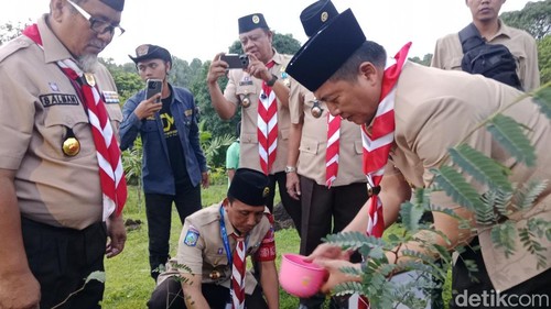 Gubernur NTB Lalu Muhammad Iqbal ketika menanam pohon seusai membuka Jamda XI di Kebun Raya Lemor, Kamis (18/12/2025).
