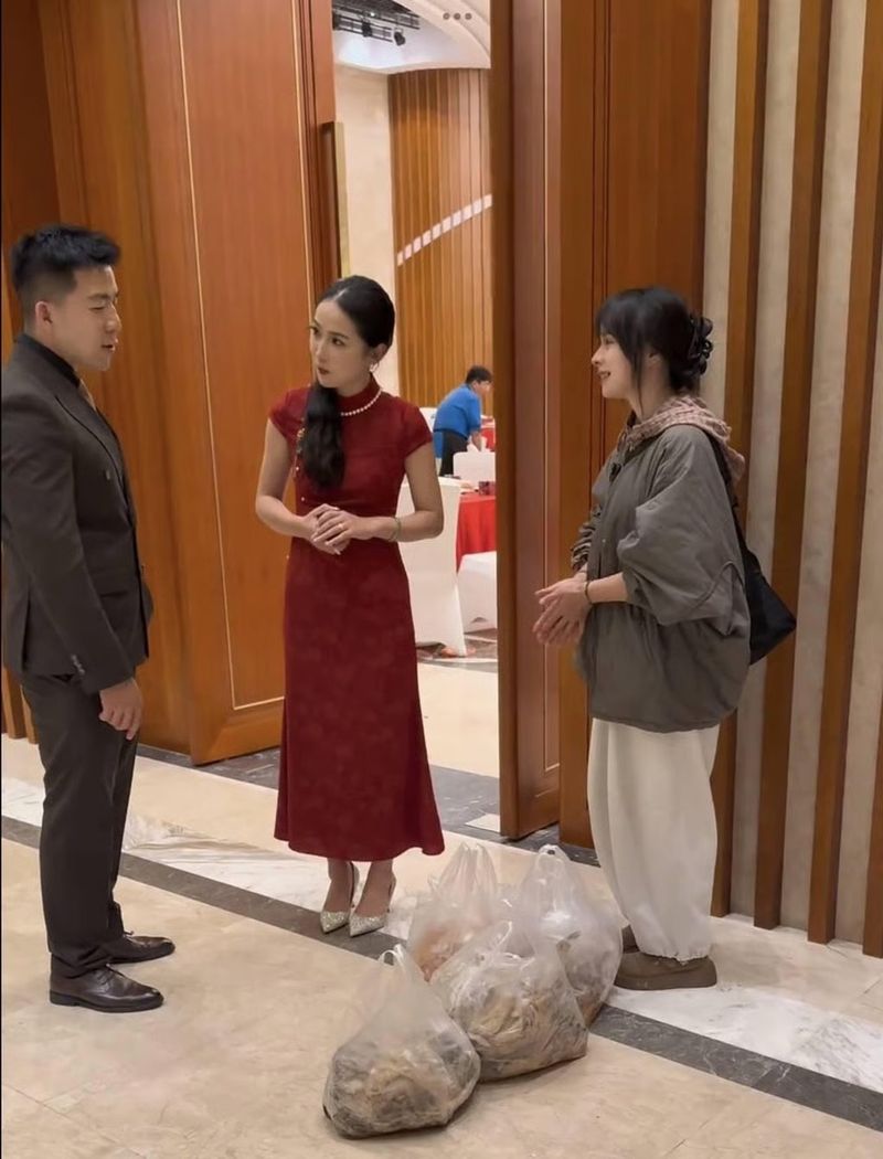 Hadiri 100 Pernikahan, Wanita Ini Bawa Pulang Puluhan Kg Makanan untuk Kucing Hadiri 100 Pernikahan, Wanita Ini Bawa Pulang Puluhan Kg Makanan untuk Kucing