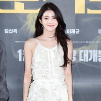 Gaun berwarna putih itu menampilkan detail sulaman pita berbentuk bunga. Detail tersebut membuat kulit putih Han So Hee semakin bercahaya di bawah sorotan kamera. Foto: dok. Dior