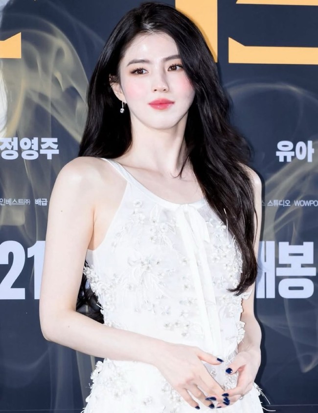 Han So Hee tampil standout saat menghadiri konferensi pers film Project Y. Sang aktris mengenakan gaun Dior rancangan creative director Jonathan Anderson. Foto: dok. Instagram @xeesoxee