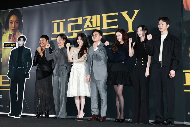 Penampilan Han So Hee langsung mencuri perhatian di tengah jajaran pemain lain, yang memilih busana bernuansa gelap dan minimalis. Foto: Getty Images