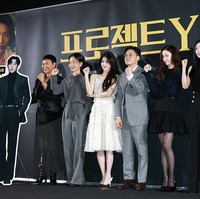 Penampilan Han So Hee langsung mencuri perhatian di tengah jajaran pemain lain, yang memilih busana bernuansa gelap dan minimalis. Foto: Getty Images