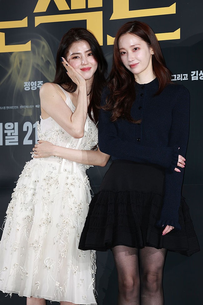 Dalam film ini, Han So Hee dan Jeon Jong Seo diceritakan sebagai dua sahabat karib yang nekat mencuri emas batangan senilai 8 miliar won dan berniat kabur untuk memulai kehidupan baru. Namun, rencana mereka kacau hingga terjebak pengejaran berbahaya. Foto: Getty Images