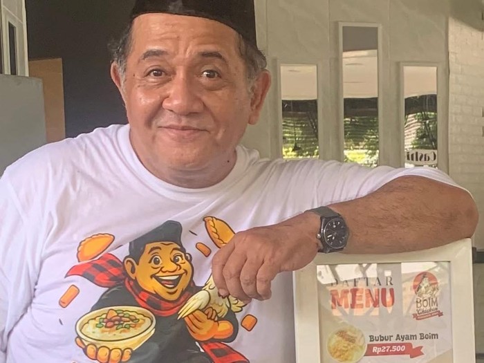 Harry De Fretes jualan bubur ayam.