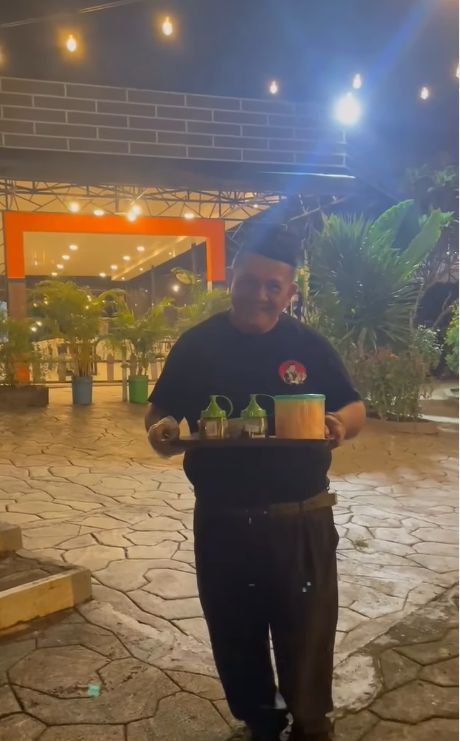 Harry De Fretes jualan bubur ayam.