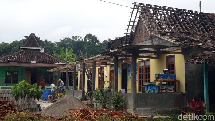 Lisus Ngamuk di Musuk Boyolali, Rumah Rusak-Kubah Masjid Copot