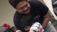 Chikita Meidy bertemu lagi dengan Indra Aditya demi anak. Setelah 6 bulan kurang sehari tidak bertemu. Ya kami bersalah kami pisah, tapi jangan pisahkan kami dengan anak. Dear daddy, saya harus memaafkanmu, kamu pun juga. Lakukan demi Javier, tulisnya dilihat di Instagram, Jumat (19/12/2025). (Foto: dok Instagram chikitameidy)
