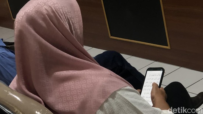 Temani Suami, Eks Bupati Sleman Kustini Sri Purnomo Ngaji di Ruang Sidang