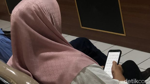 Istri Eks Bupati Sleman Sri Purnomo, Kustini tampak mengaji di ruang sidang, Kamis (18/12). Istri Eks Bupati Sleman Sri Purnomo, Kustini tampak mengaji di ruang sidang, Kamis (18/12).