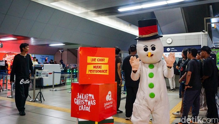 Jakarta Christmas Carol 2025 digelar di kawasan MRT Blok M BCA pada Kamis (18/12/2025). Acara musik Natal ini terbuka untuk umum dan dapat dinikmati tanpa biaya. Sejumlah musisi tampil mengisi panggung sepanjang sore hingga malam hari.