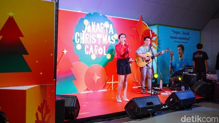 Jakarta Christmas Carol 2025 digelar di kawasan MRT Blok M BCA pada Kamis (18/12/2025). Acara musik Natal ini terbuka untuk umum dan dapat dinikmati tanpa biaya. Sejumlah musisi tampil mengisi panggung sepanjang sore hingga malam hari.