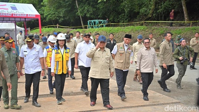 Prabowo Kunjungi Jalan Lembah Anai yang Sempat Amblas gegara Bencana
