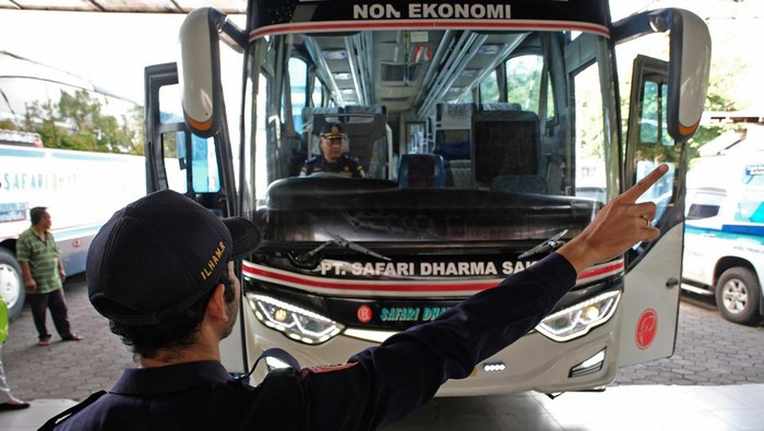 Petugas gabungan memeriksa kelengkapan surat-surat bus angkutan umum saat pemeriksaan kelayakan kendaraan angkutan umum di garasi PO Safari Dharma Raya Temanggung, Jawa Tengah, Kamis (18/12/2025). Petugas gabungan dari kepolisian, dinas perhubungan, BNN, dan dinas kesehatan memeriksa kelengkapan surat kendaraan, kondisi kendaraan serta kesehatan awak angkutan guna memastikan keamanan dan kenyamanan pengguna angkutan umum saat libur Natal 2025 dan Tahun Baru 2026. ANTARA FOTO/Anis Efizudin