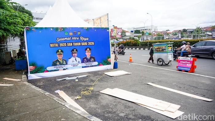 1. Pos pengamanan Natal 2025 dan Tahun Baru 2026 mulai berdiri di Jalan Margonda Raya, Depok, Kamis (18/12/2025), sebagai persiapan pengamanan libur akhir tahun.