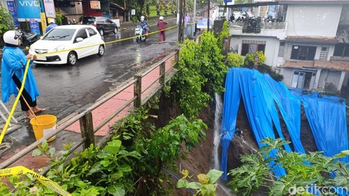 Jembatan jebol di Ubud dipasangi garis polisi, Kamis (18/12/2025).