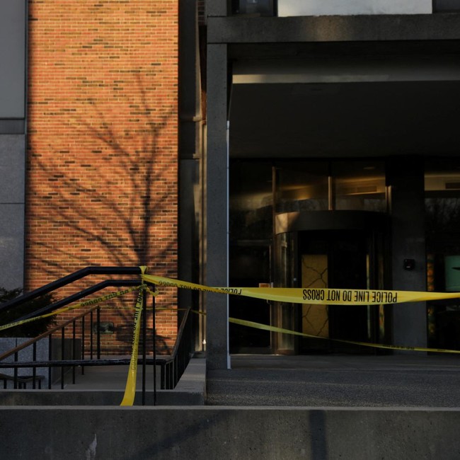 Kampus Brown Masih Ditutup, Perburuan Pelaku Penembakan Terus Berlanjut