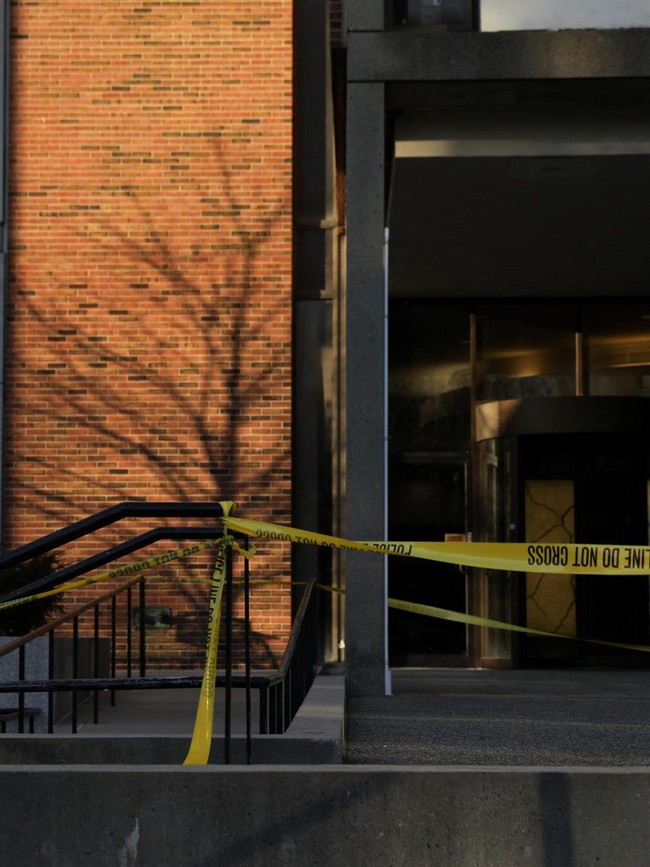 Kampus Brown Masih Ditutup, Perburuan Pelaku Penembakan Terus Berlanjut