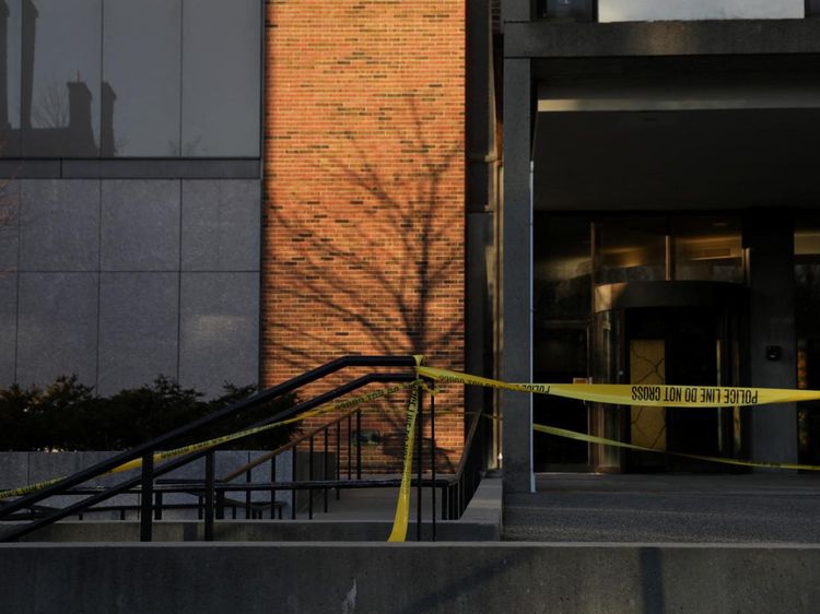 Kampus Brown Masih Ditutup, Perburuan Pelaku Penembakan Terus Berlanjut