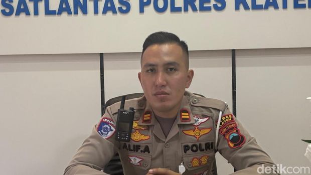 Kanit Gakkum Sat Lantas Polres Klaten Iptu Alif Akbar Lukman Hakim. Kanit Gakkum Sat Lantas Polres Klaten Iptu Alif Akbar Lukman Hakim.