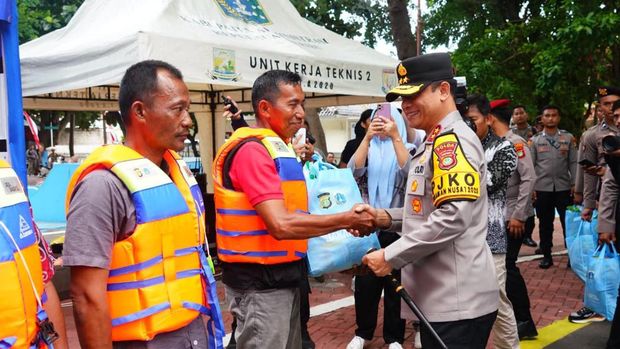 Kapolda metro Jaya Irjen Asep Edi Suheri memimpin Apel Besar 1.000 Nelayan Kamtibmas di Kepulauan Seribu, Kamis (18/12/2025).