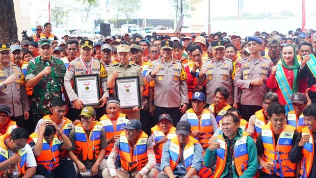 Kapolda metro Jaya Irjen Asep Edi Suheri memimpin Apel Besar 1.000 Nelayan Kamtibmas di Kepulauan Seribu Kapolda metro Jaya Irjen Asep Edi Suheri memimpin Apel Besar 1.000 Nelayan Kamtibmas di Kepulauan Seribu, Kamis (18/12/2025).