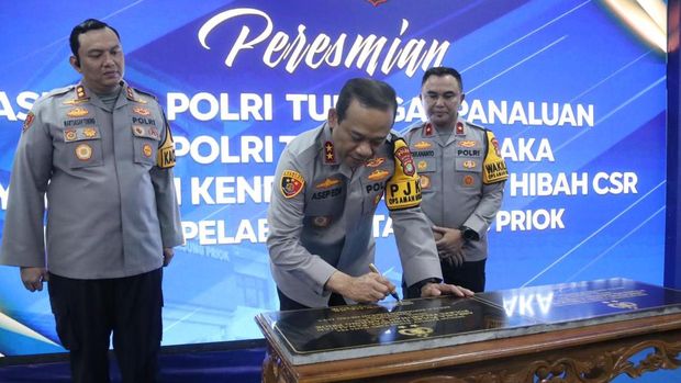 Kapolda Metro Jaya Irjen Asep Edi Suheri meresmikan asrama dan mess Polri, Kamis (18/12/2205).
