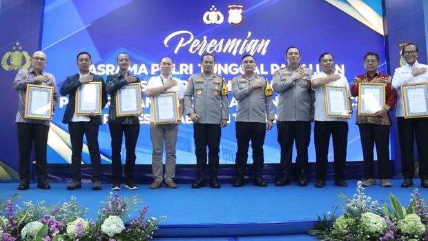 Kapolda Metro Jaya Irjen Asep Edi Suheri meresmikan asrama dan mess Polri, Kamis (18/12/2205).