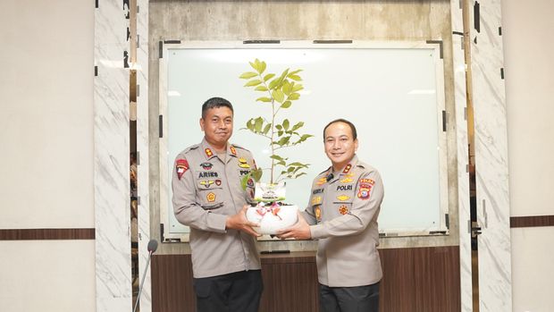 Kapolda Riau Irjen Herry Heryawan memberikan kado pohon kepada personel yang berulang tahun, Kamis (18/12/2025).
