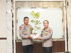 Transformasi Budaya Polda Riau: Pohon Jadi Kado Wajib di Momen Spesial