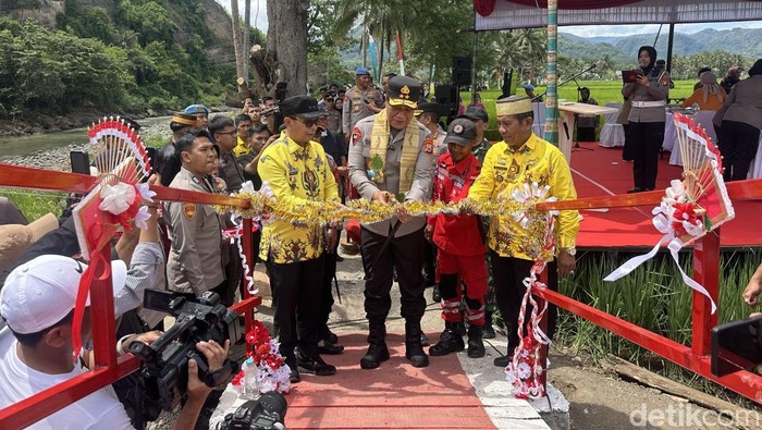 Kapolda Sulsel Irjen Djuhandhani Rahardjo Puro meresmikan jembatan gantung Satya Haprabu Lakellu, di Soppeng.