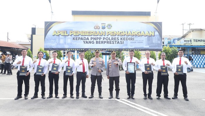 Kapolres Kediri Beri Penghargaan ke 69 Personel Berprestasi