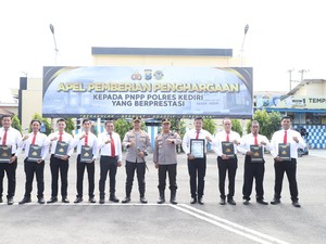 Kapolres Kediri Beri Penghargaan ke 69 Personel Berprestasi