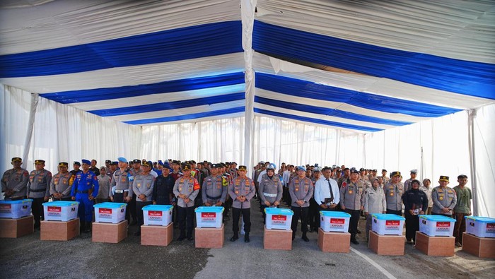 Kapolri Beri Motivasi dan Apresiasi ke Anggota Polri Terdampak Bencana di Sumbar