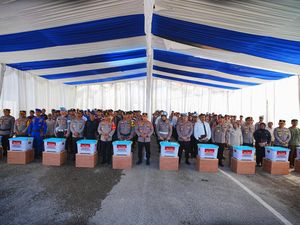 Kapolri Beri Motivasi dan Apresiasi ke Anggota Polri Terdampak Bencana di Sumbar