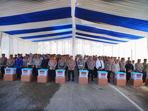 Kapolri Beri Motivasi dan Apresiasi ke Anggota Polri Terdampak Bencana di Sumbar