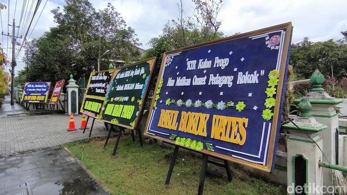 Pengesahan Raperda KTR, Kantor DPRD Kulon Progo Dapat Karangan Bunga